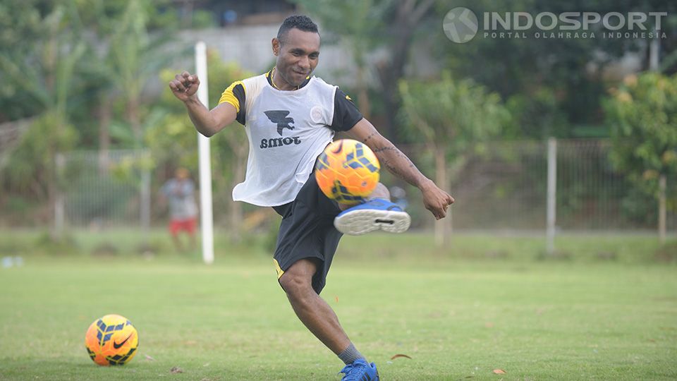 Tampaknya ada 3 klub Liga 1 2020 yang kemungkinan bisa saja menggaet striker asal Papua Titus Bonai yang baru-baru ini batal ke Bhayangkara FC. Copyright: © Ratno Prasetyo/INDOSPORT
