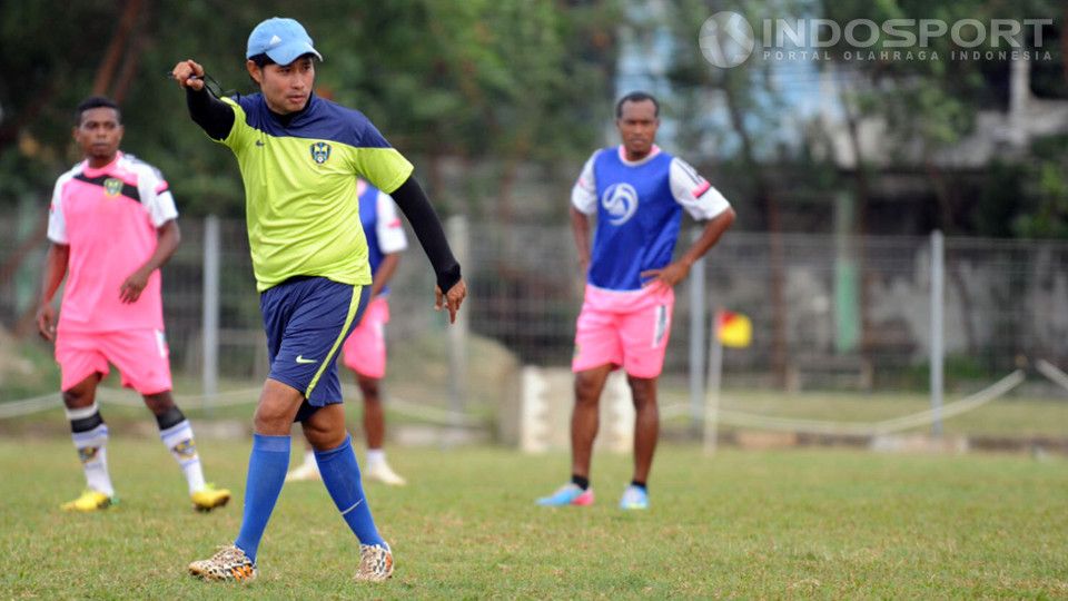 Pelatih Persiram Raja Ampat, Eduard Tjong. Copyright: © Ratno Prasetyo/INDOSPORT