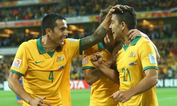 Tim Cahill (kiri) dan Massimo Luongo (kanan) tampil impresif menghadapi Kuwait. Copyright: © INTERNET