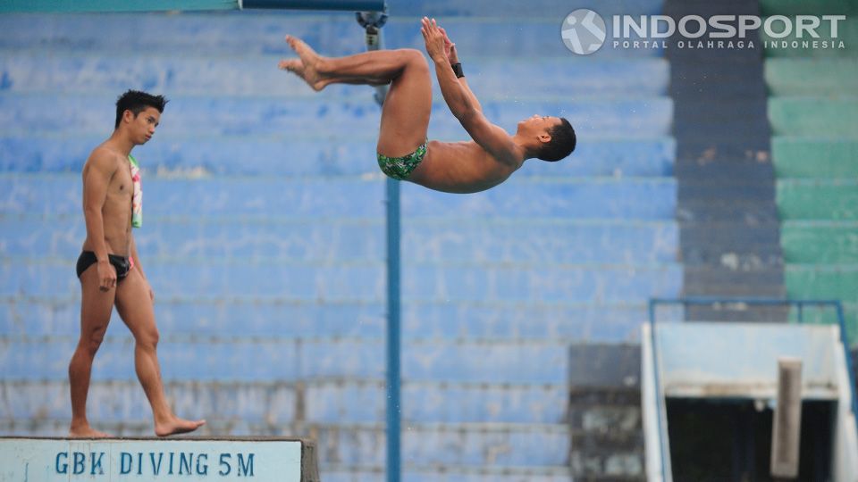 Adityo Restu saat berlatih melakukan loncat indah di kolam renang Gelora Bung Karno, Jakarta. Jumat (06/02/2015). Copyright: &copy; Ratno Prasetyo/ INDOSPORT