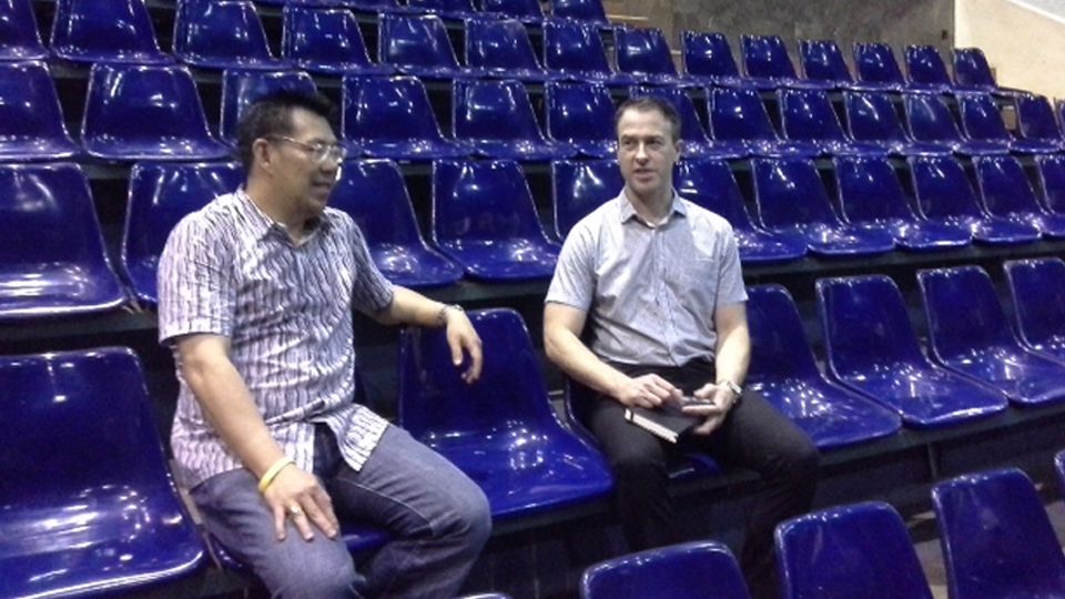 Kasubid International Relations Persatuan Bulutangkis Seluruh Indonesia (PBSI), Bambang Roedyanto (kiri) bersama perwakilan BWF, Darren Parks (kanan) saat mengunjungi Istora Senayan, Jakarta. Copyright: &copy; Yohanes/INDOSPORT