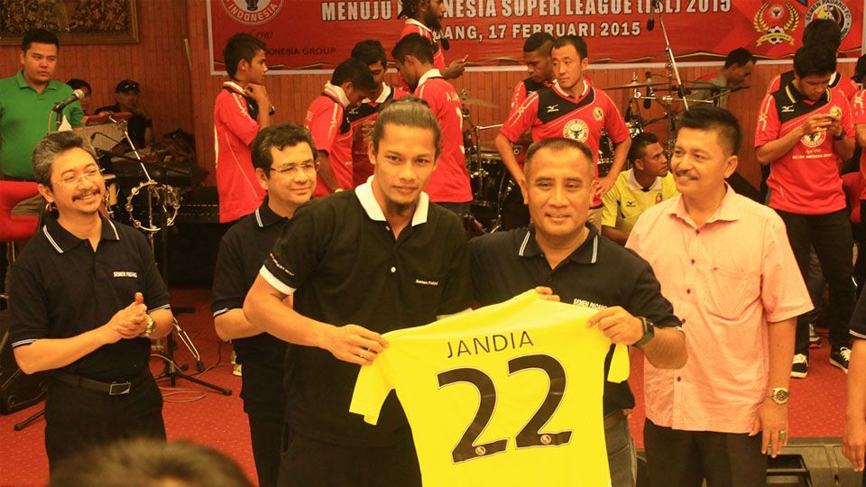 Penasehat Semen Padang FC, Brigjen TNI Widagdo saat memamerkan Jersey baru Kiper Semen Padang, Jandia Eka Putra. Copyright: &copy; Ikhwan/INDOSPORT