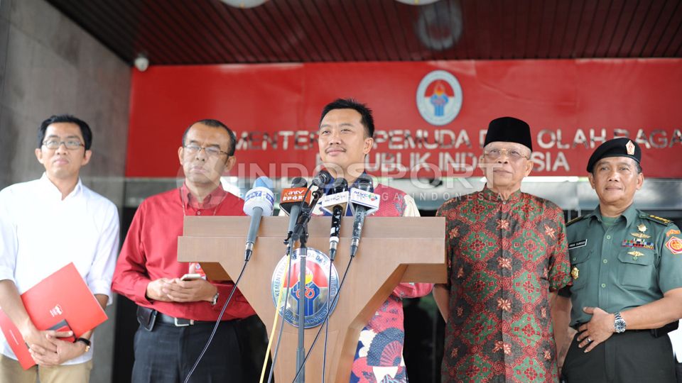 Menpora Imam Nahrawi saat memberikan keterangan pers mengenai rekomendasi BOPI yang menyatakan ISL belum siap digelar di kantor Kemenpora, Jakarta, Selasa (18/02/15). Copyright: &copy; Ratno Prasetyo/INDOSPORT
