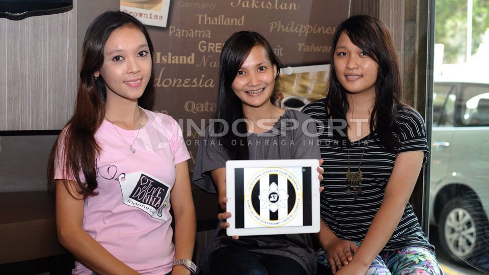 Ketua Umum Juvedonna, Angela Sancay (tengah) bersama Adhini (kiri) dan Maria (kanan). Copyright: © Ratno Prasetyo/INDOSPORT