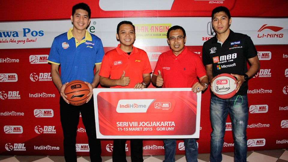 Pemain SM Avan Seputra (paling kanan) dan Handri Satrya (Aspac) Copyright: &copy; Stefanus/INDOSPORT