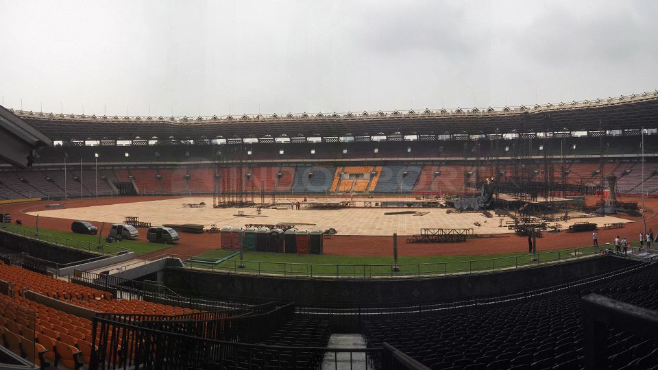 Panggung One Direction yang sedang dalam proses pembangunan. Copyright: &copy; Ratno Prasetyo/ INDOSPORT