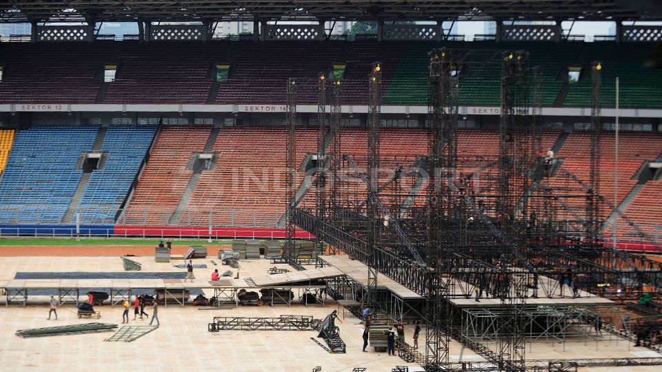 Panggung One Direction yang sedang dalam proses pembangunan di SUGBK. Copyright: © Ratno Prasetyo/ INDOSPORT