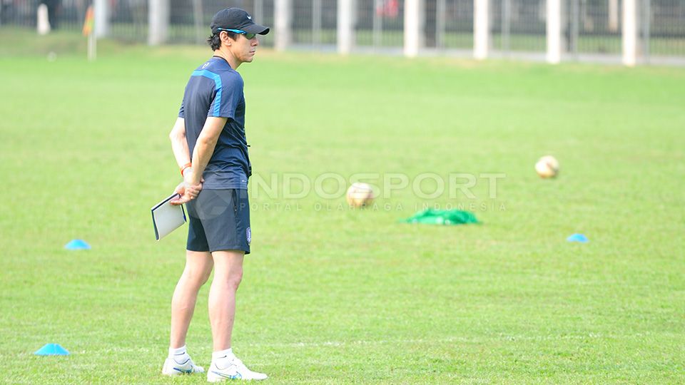 Pelatih baru Timnas Indonesia, Shin Tae-yong, 'menantang' juru taktik Vietnam, Park Hang-seo. Copyright: © Ratno Prasetyo/INDOSPORT