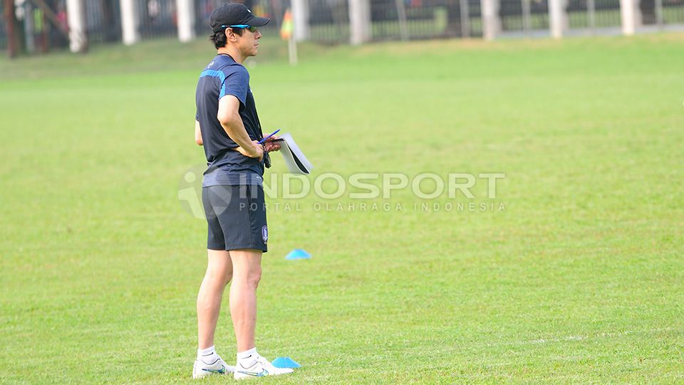 PSSI sepertinya masih menunggu waktu yang pas untuk memperkenalkan Shin Tae-yong sebagai pelatih anyar timnas Indonesia. Copyright: © Ratno Prasetyo/INDOSPORT