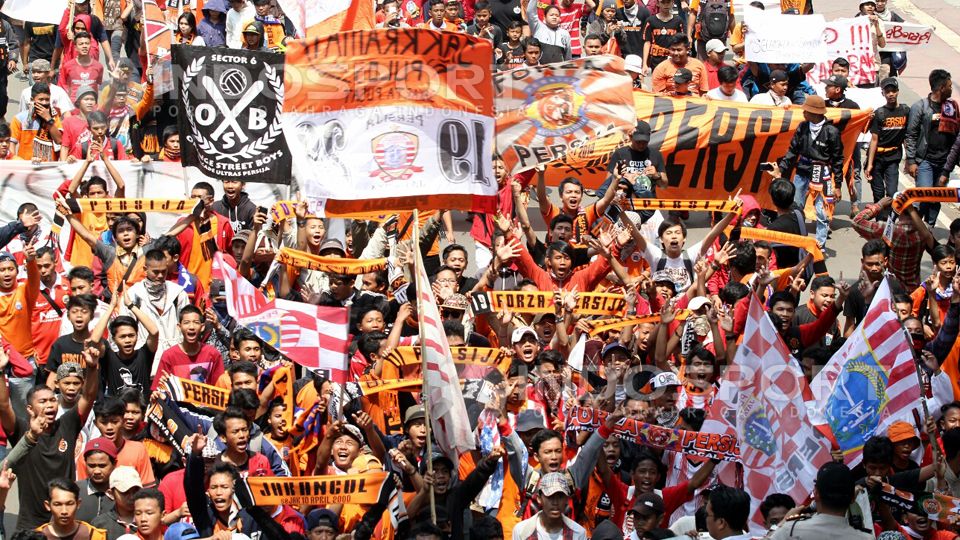 Bek Persija Jakarta, Otavio Dutra menaruh imbauan kepada Jakmania dan seluruh suporter Indonesia terkait Piala Menpora, agar memberikan dukungan hanya dari rumah saja. Copyright: © Herry Ibrahim/Indosport