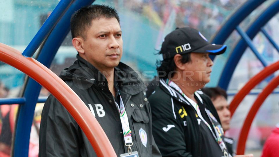 Iwan Budianto saat berada di bench. Copyright: © Ardiyansyah/INDOSPORT