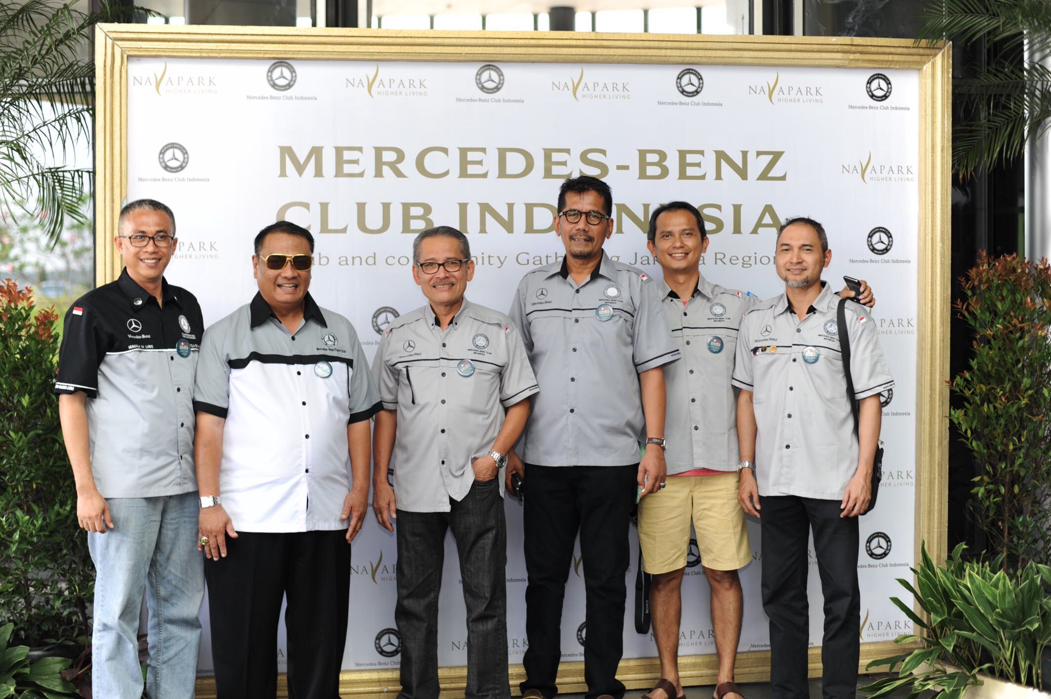 Deddy Rahmadi (keempat dari kiri) ketua Mercedes-Benz Indonesia berpose bersama sebagian anggota klub. Copyright: © Indosport/ Ratno Prasetyo