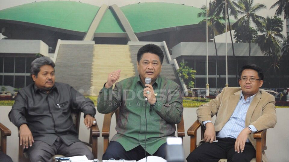 Wakil ketua Komisi X DPR RI Ridwan Hisjam (tengah) saat memberi keterangan pers mengenai batalnya pertemuan dengan Menpora. Rabu (24/06/2015). Copyright: &copy; INDOSPORT/ Ratno Prasetyo