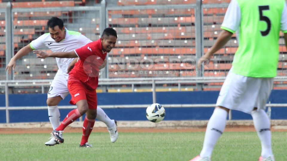 Wartawan tv swasta, Crep (tengah) juga ikut bergabung dalam latihan. Copyright: &copy; Herry Ibrahim/INDOSPORT