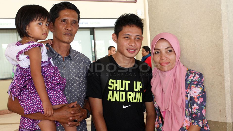 Evan Dimas bersama keluarganya. Copyright: &copy; Fajar Kristanto/INDOSPORT