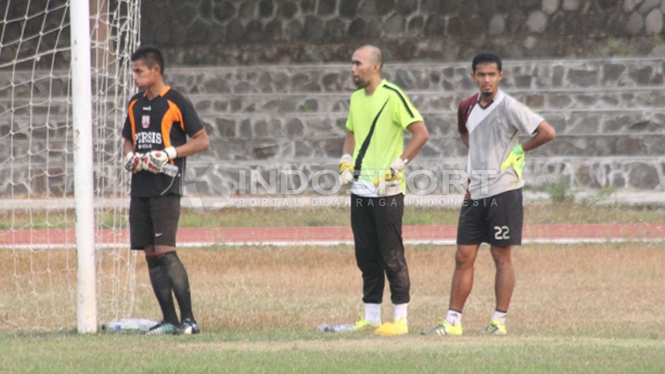 M. Yasir (tengah) harus bersaing dengan Agung Prasetyo (paling kanan) untuk mendapatkan tempat utama sebagai penjaga gawang Persis Solo yang akan berlaga di Piala Kemerdekaan. Copyright: © Benny Raharjo/INDOSPORT